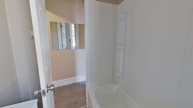 Building Photo - Second-Floor Apartment Accepting Housing Vouchers