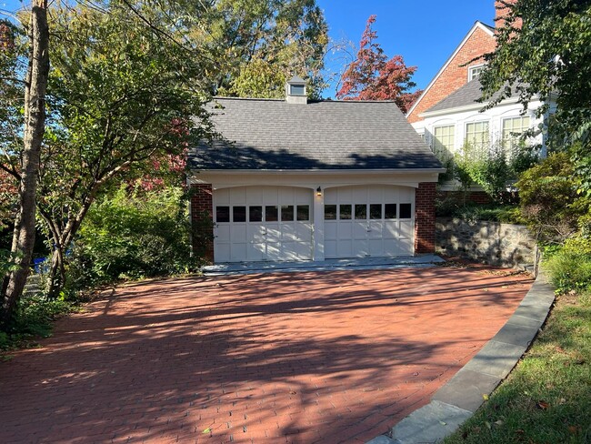 Building Photo - Lovely Home with Two Car Detached Garage