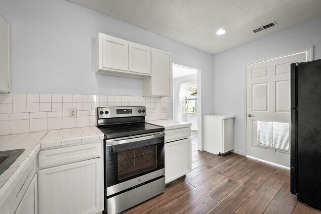 Building Photo - 1602 Wambolt St