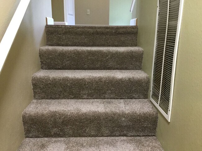 Building Photo - Very Cute and Spacious 3 BD & 2.5 Bath Home located in Kirkland-Finn Hill!