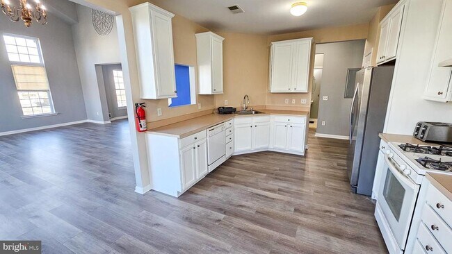 Building Photo - 51 Farrah Dr