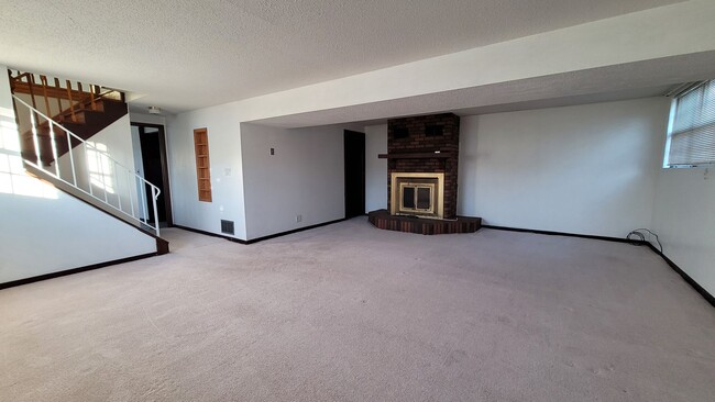 Building Photo - 4 bedroom 2 bath home in great SW location!