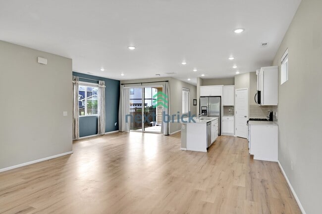 Building Photo - 4 BED & 2.5 BATH FOR RENT