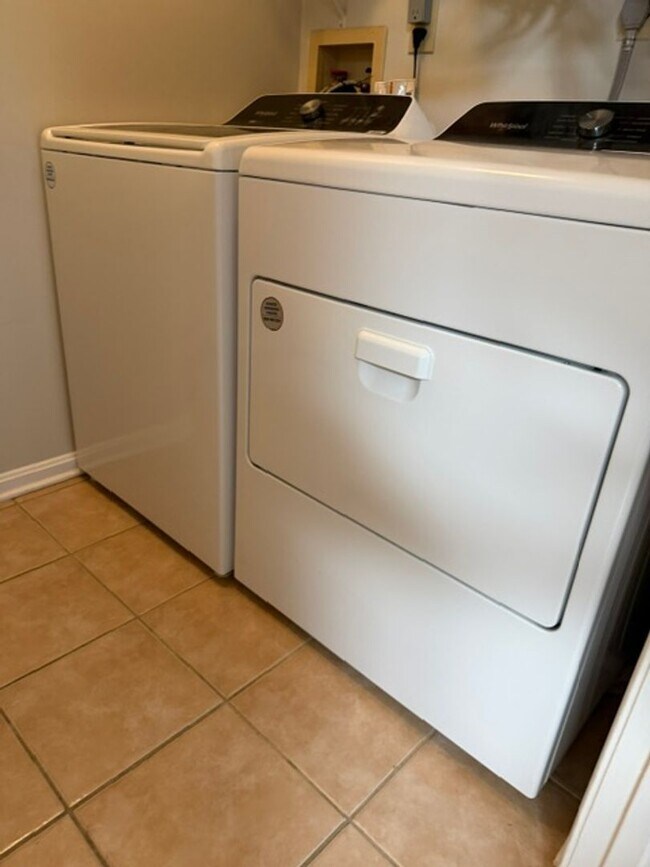 Building Photo - SPACIOUS SF HOME IN GERMANTOWN