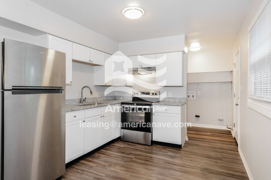 Building Photo - 1933 Dequincy St