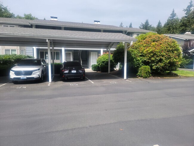 Building Photo - University Place Ground Floor Apartment Home, Newly refurbished "Somerset Place"  2 Bedroom, 1 1/...