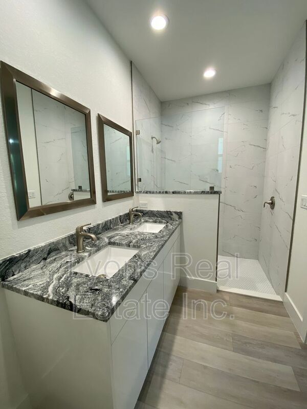 Building Photo - 2635 Starview Ave