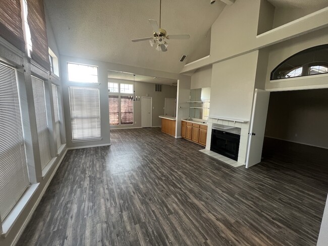 Building Photo - 906 Teakwood Ln