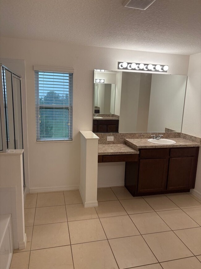Building Photo - IMMEDIATE OCCUPANCY !!! LARGE// 5 Bedroom ...