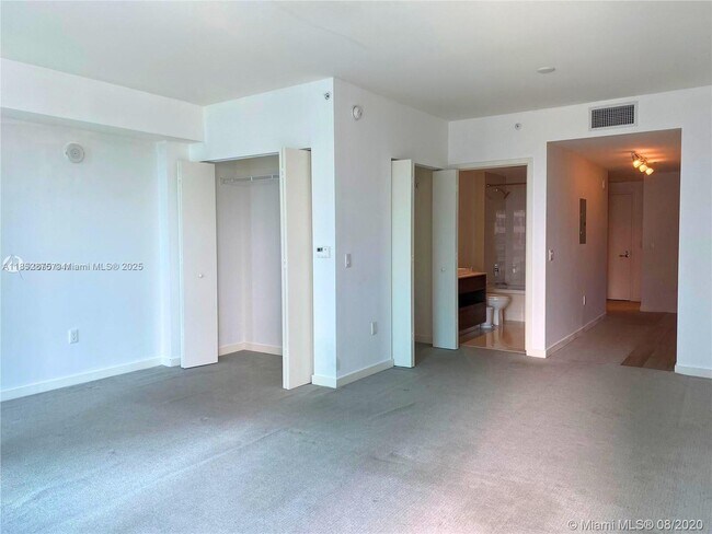 Building Photo - 1100S S Miami Ave