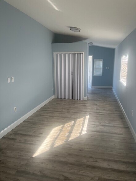 Building Photo - 412 NW 23rd Ct