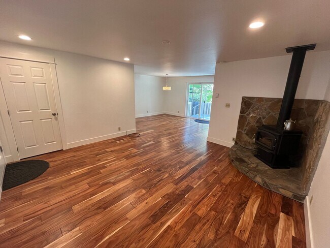 Building Photo - Charming Three Bedroom Home on Bend's West...