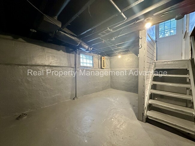 Building Photo - 2 Bedroom Open Floorplan Steps from Downtown Royal Oak!