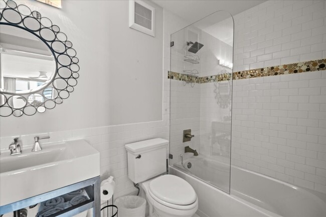 Building Photo - La Mer Condo