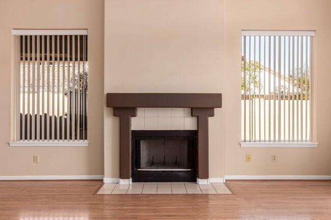 Building Photo - 4723 N Greenview Cir W