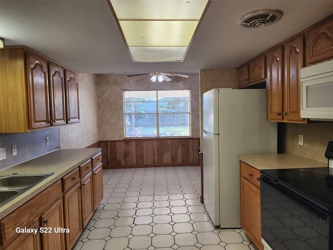 Building Photo - 515 Shady Glade Dr