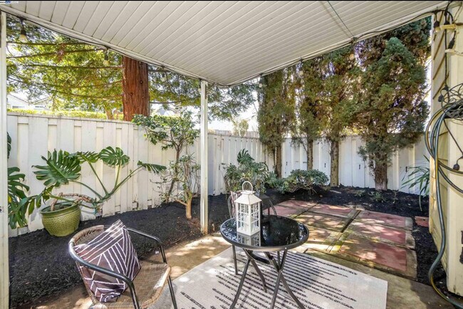 Building Photo - 316 Del Monte Way
