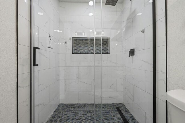 Building Photo - 1400 Bellmar Dr