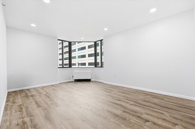 Building Photo - 45 River Dr S