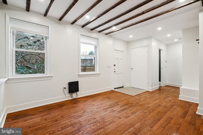 Building Photo - 136 Carpenter St