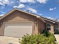 Building Photo - Cozy 3 Bedroom 2 Bathroom Home In The NW!