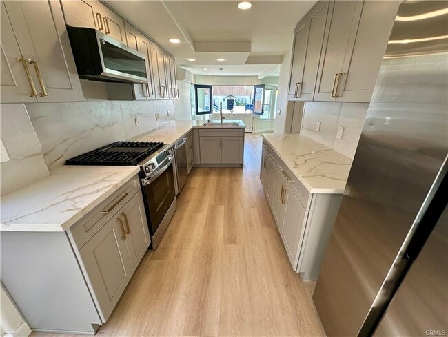 Building Photo - 934 Manhattan Ave