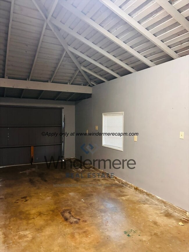 Building Photo - 2 bed/1 bath duplex in prime location! Wat...