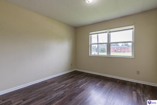 Building Photo - 390 W Elm Rd
