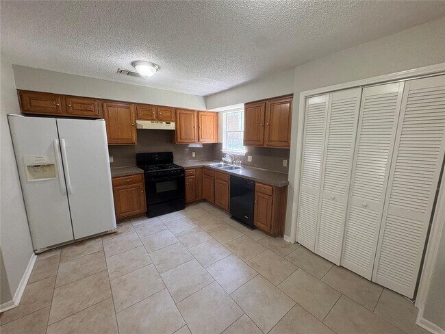 Building Photo - 2304 Silver Spur Dr