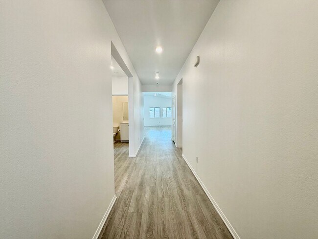 Building Photo - Cul-de-Sac Living in Sagewood | 4 Bed Home with INCLUDED Solar & RV Parking