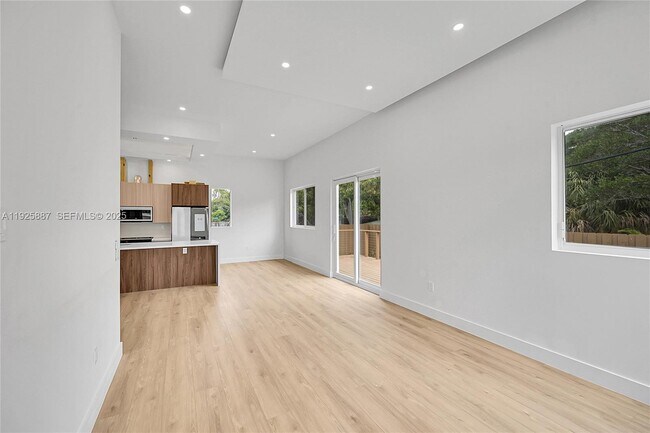 Building Photo - 2931 SW 12th Ave