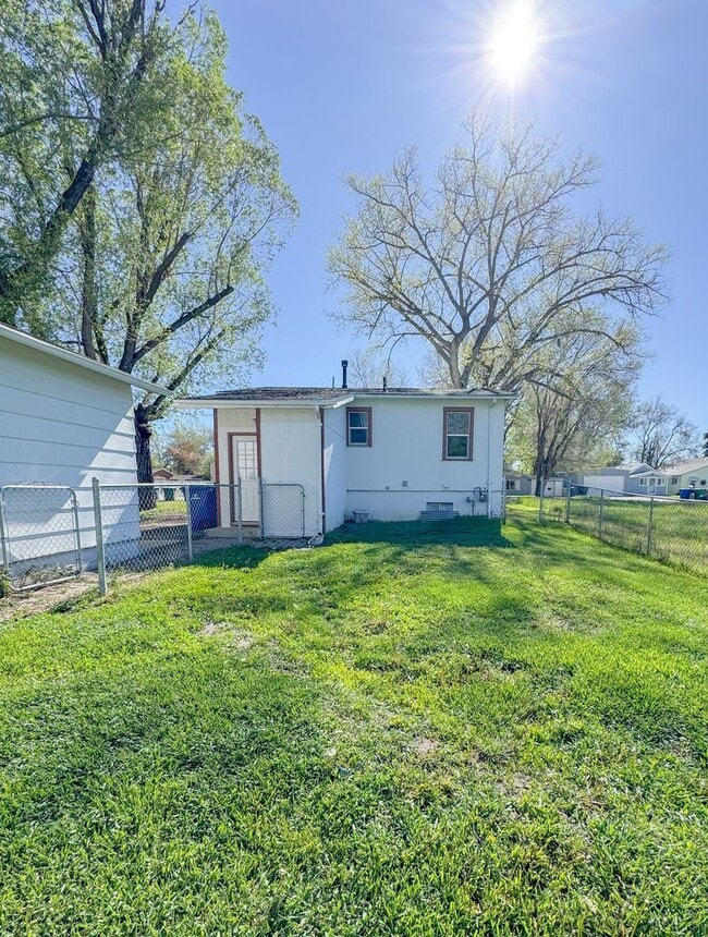 Building Photo - PET FRIENDLY 3 BED/ 2 BATH WITH GARAGE