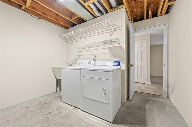 Building Photo - 223 Cottonwood Ln