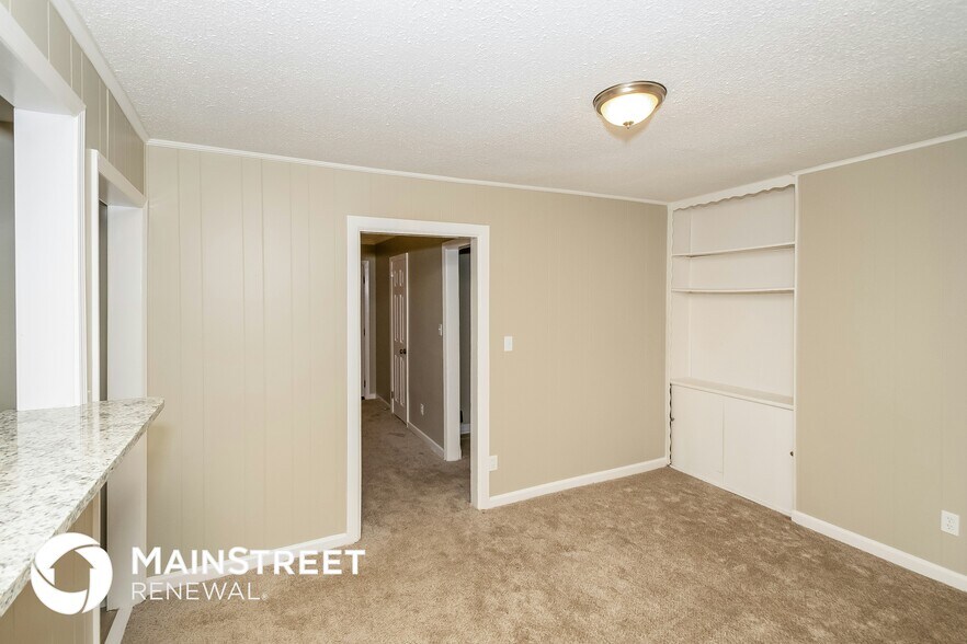 Building Photo - 1309 Lake Ln NE