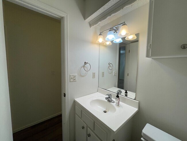 Building Photo - Beautifully Maintained Single-Level Home