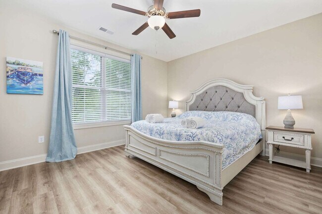 Building Photo - 587A Sunnyside Ave