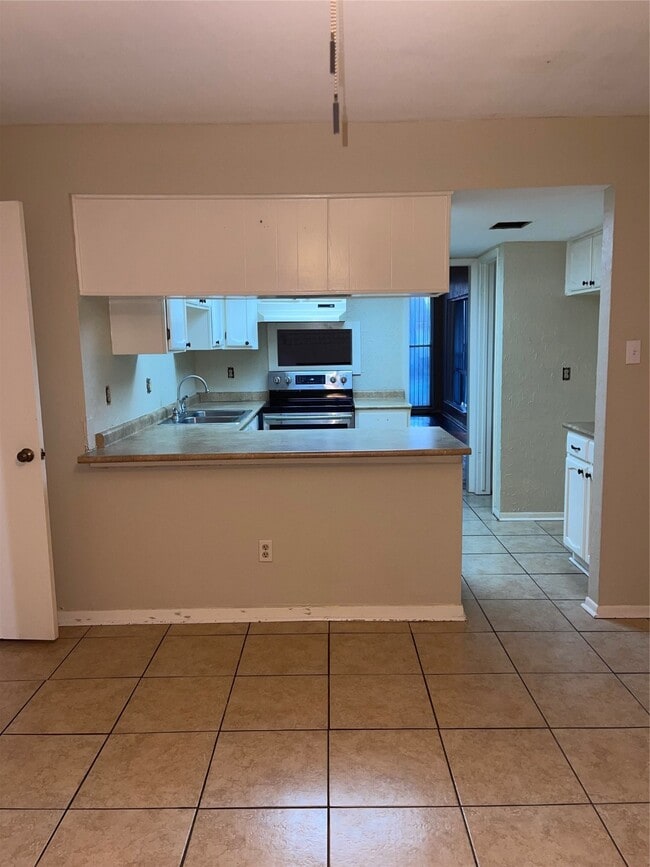 Building Photo - 4809 Oak Hollow St