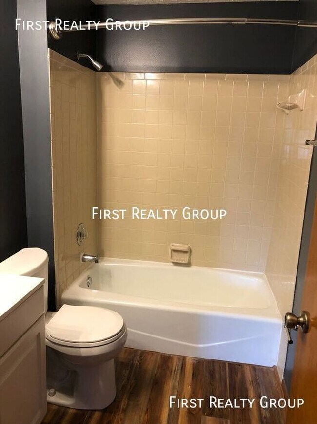 Building Photo - 2 Bedroom, 2 bath Upstairs Apartment in Ce...