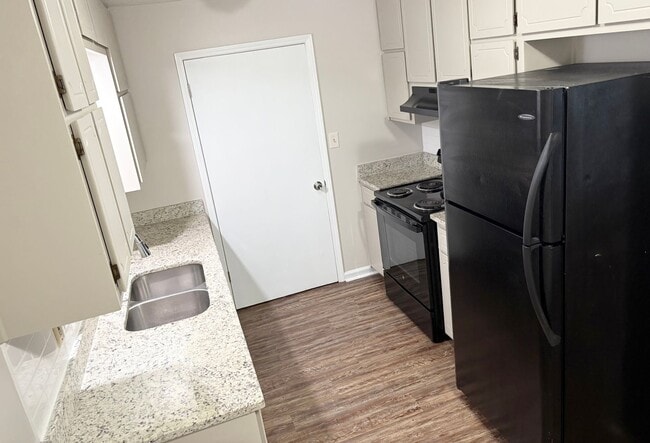 Building Photo - Welcome to this charming 2-bedroom, 1-bath...