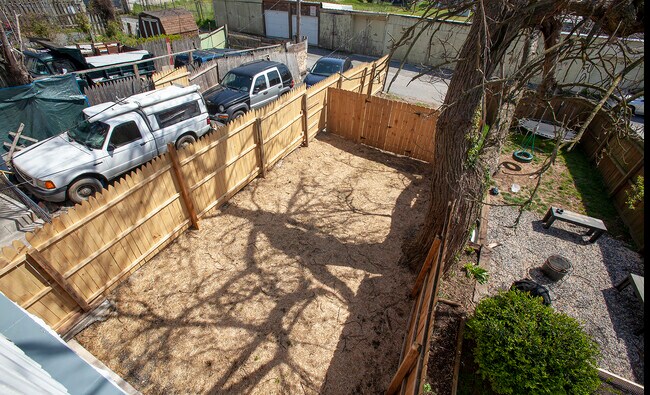 Building Photo - 333 S Ann St