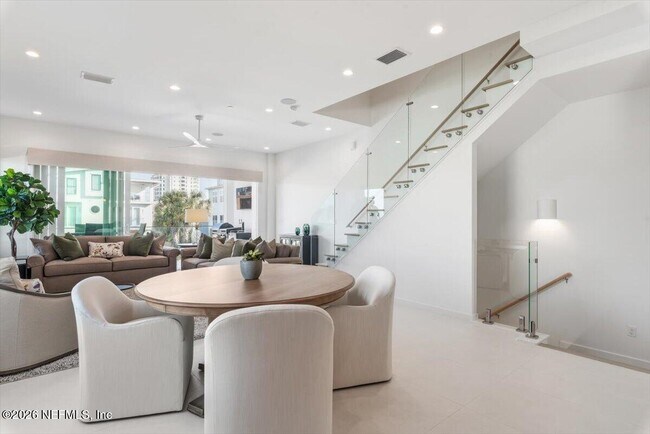 Building Photo - 114 12th Ave S