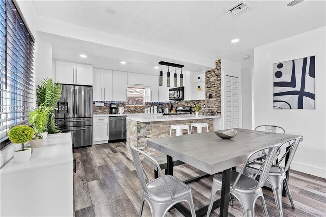 Building Photo - 7831 Hope St