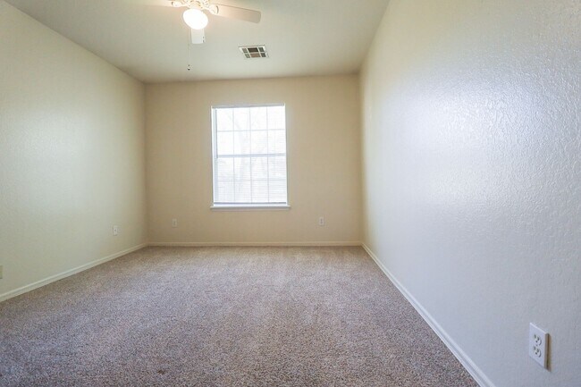 Building Photo - 2 Bed 1 Bath House in Claremore