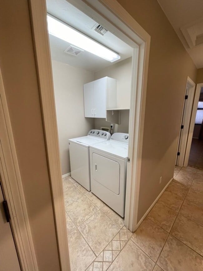 Building Photo - Available in JULY, Single story 3bd/ 2bath...