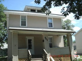 Building Photo - 904 S University St