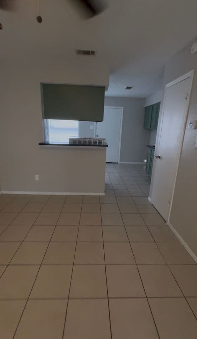 Building Photo - Gated & Affordable-Move in special!