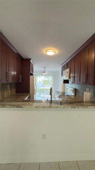 Building Photo - 873 Crystal Lake Dr