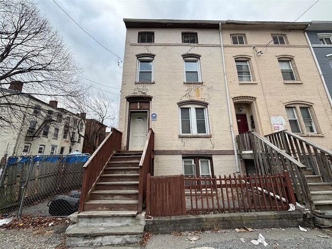 Primary Photo - 60 Lander St