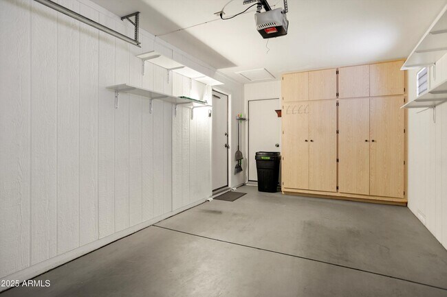 Building Photo - 12543 W Parkwood Dr