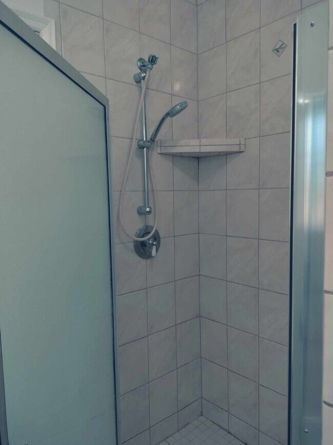 Building Photo - Charming 5 Bed, 2 bath home in the heart of Rexburg with detached 3 CAR GARAGE!!!!